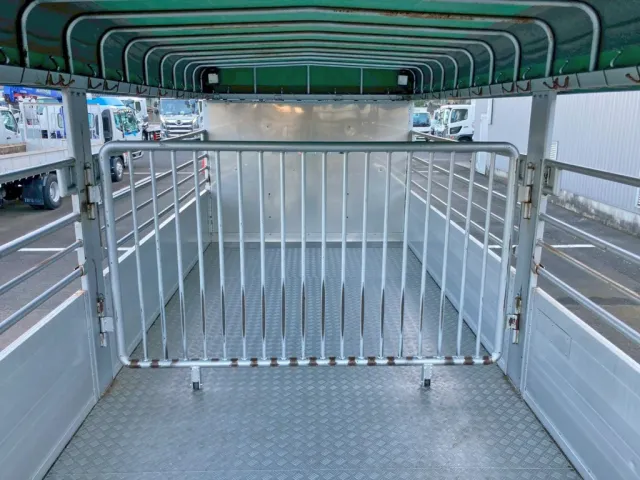 中央に仕切りの柵があります。|三菱 ファイター 2KG-FK61F(2WD)の写真15