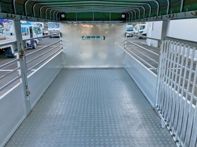 床は縞板アルミ張りです。(仕切り柵は左右どちらからでも開閉できます)|三菱 ファイター 2KG-FK61F(2WD)の写真16