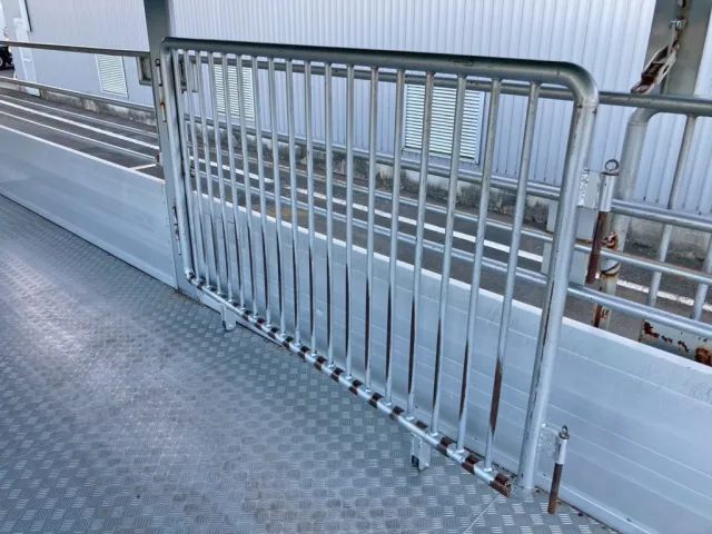 柵を開いた状態です。|三菱 ファイター 2KG-FK61F(2WD)の写真17