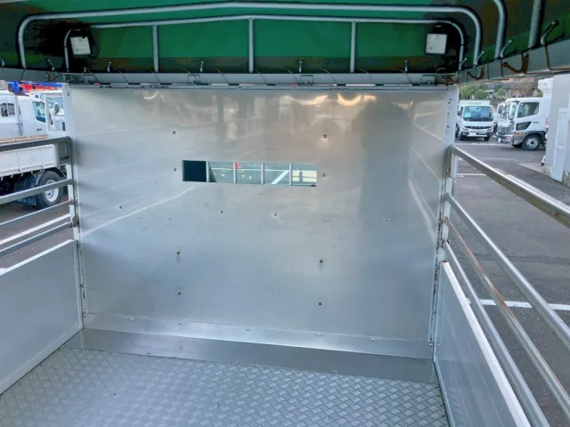 プロテクターにステンレスが張られています。|三菱 ファイター 2KG-FK61F(2WD)の写真20