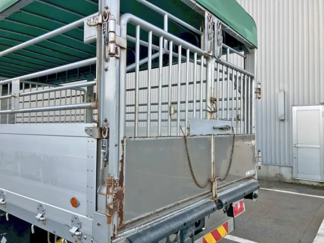 リヤ扉はヒンジのピンを抜いて脱着可能です。(助手席側)|三菱 ファイター 2KG-FK61F(2WD)の写真22