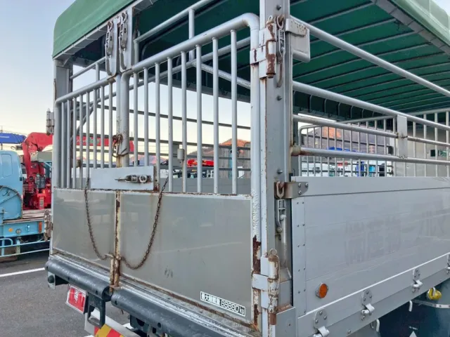 リヤ扉はヒンジのピンを抜いて脱着可能です。(運転席側)|三菱 ファイター 2KG-FK61F(2WD)の写真23