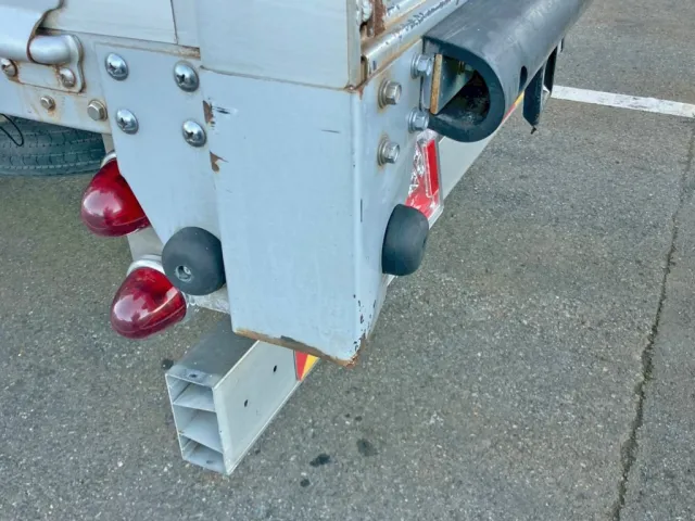 助手席側当たりゴム土台部にヘコミがあります。|三菱 ファイター 2KG-FK61F(2WD)の写真24