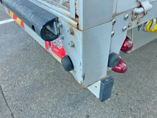 運転席側当たりゴム土台部にヘコミがあります。|三菱 ファイター 2KG-FK61F(2WD)の写真25