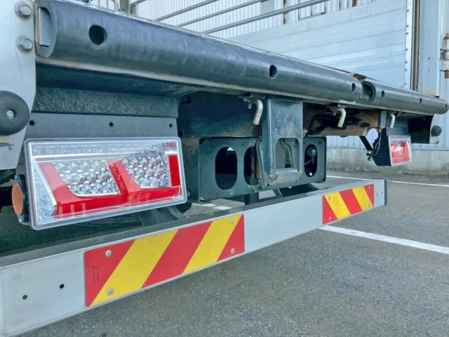 リヤの足掛けステップにガタがあります。|三菱 ファイター 2KG-FK61F(2WD)の写真26