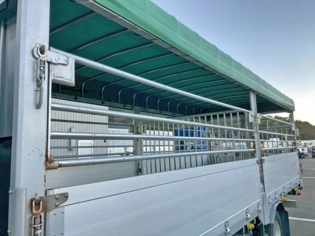 アオリ上部の柵は脱着できます。(助手席側)|三菱 ファイター 2KG-FK61F(2WD)の写真28