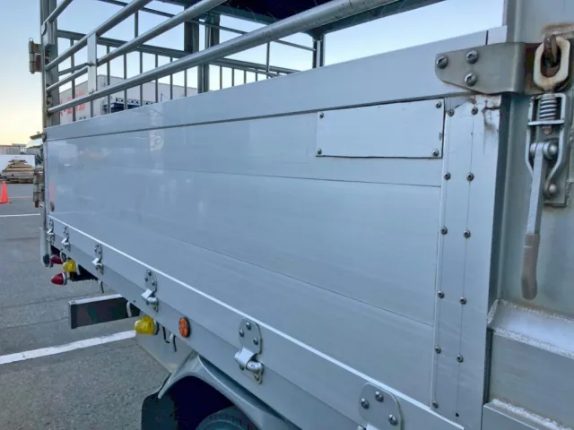 運転席側アオリ中央部にパッチ当て箇所があります。|三菱 ファイター 2KG-FK61F(2WD)の写真31