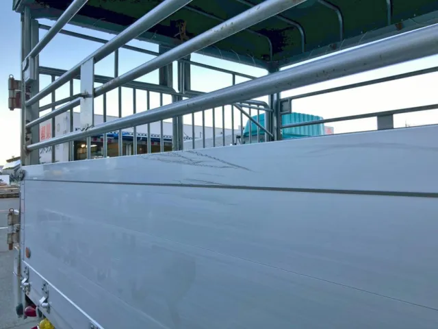 運転席側アオリ後方に引きキズがあります。|三菱 ファイター 2KG-FK61F(2WD)の写真32