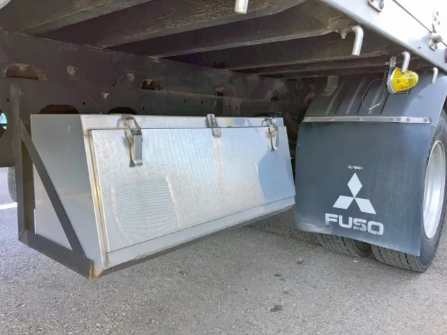 ボディー運転席側後方にステンレス製の工具箱が付いています。|三菱 ファイター 2KG-FK61F(2WD)の写真33