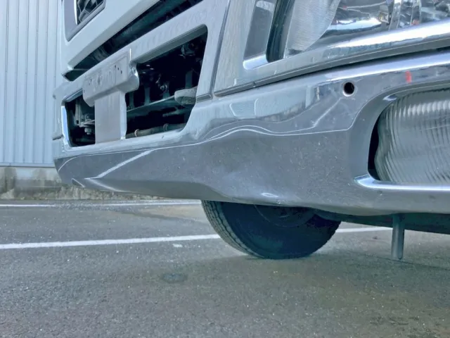 フロントバンパーにヘコミがあります。|三菱 ファイター 2KG-FK61F(2WD)の写真35