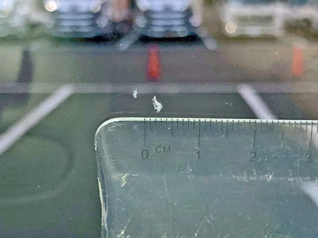 フロントガラスの運転席側正面に飛び石跡があります。|三菱 ファイター 2KG-FK61F(2WD)の写真36