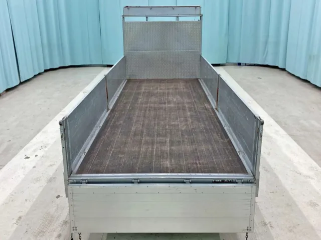 床は板張りです。|日野 レンジャー TKG-FD7JLAA(2WD)の写真9