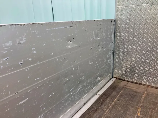 助手席側アオリ前方にキズ・ヘコミがあります。|日野 レンジャー TKG-FD7JLAA(2WD)の写真12