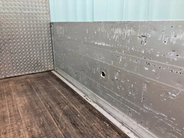 運転席側アオリ前方にキズ・穴あきがあります。|日野 レンジャー TKG-FD7JLAA(2WD)の写真13