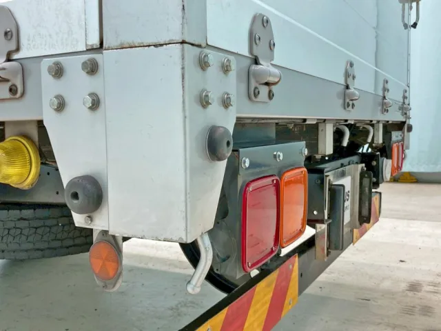 助手席側リヤ柱下部に曲がりがあります。|日野 レンジャー TKG-FD7JLAA(2WD)の写真19