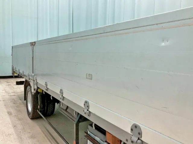 運転席側アオリ前方にヘコミ・テープ補修箇所があります。|日野 レンジャー TKG-FD7JLAA(2WD)の写真21