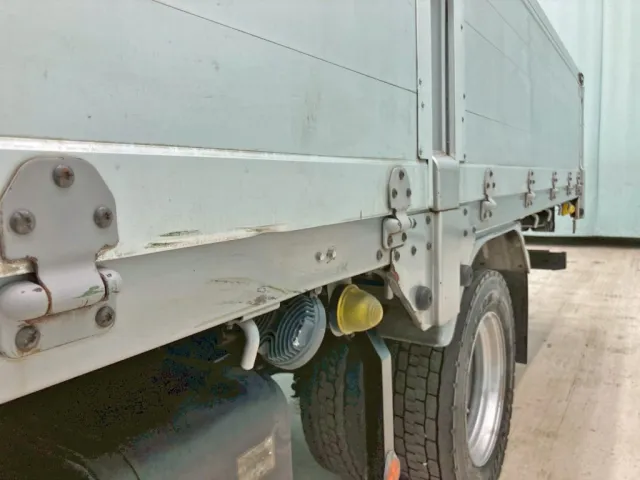 助手席側アオリ中央下部に引きキズがあります。|日野 レンジャー TKG-FD7JLAA(2WD)の写真23