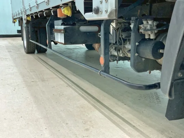 運転席側サイドバンパーに少々曲がりがあります。|日野 レンジャー TKG-FD7JLAA(2WD)の写真24