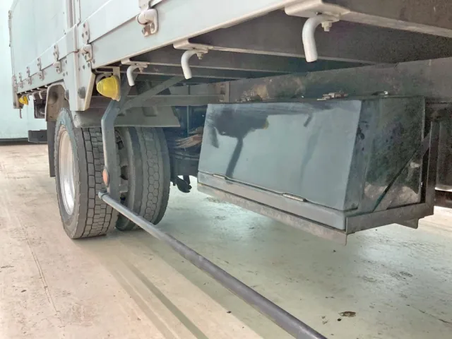 ボディー運転席側中央部に工具箱が付いています。|日野 レンジャー TKG-FD7JLAA(2WD)の写真25