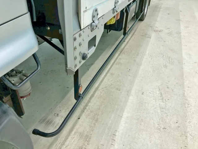 助手席側サイドバンパーに少々曲がりがあります。|日野 レンジャー TKG-FD7JLAA(2WD)の写真26