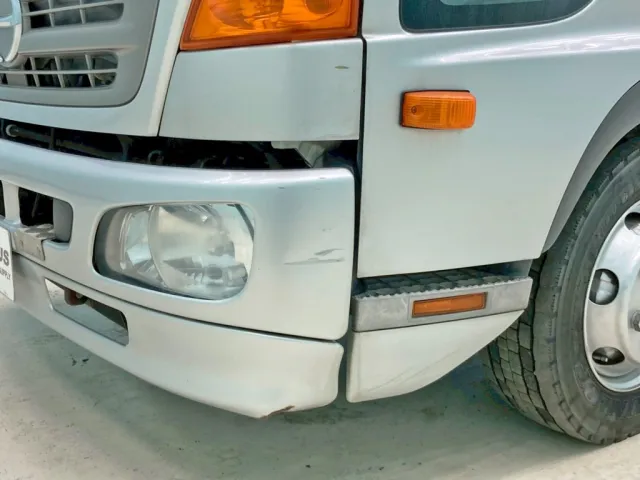 フロントバンパー助手席側に引きキズがあります。|日野 レンジャー TKG-FD7JLAA(2WD)の写真27