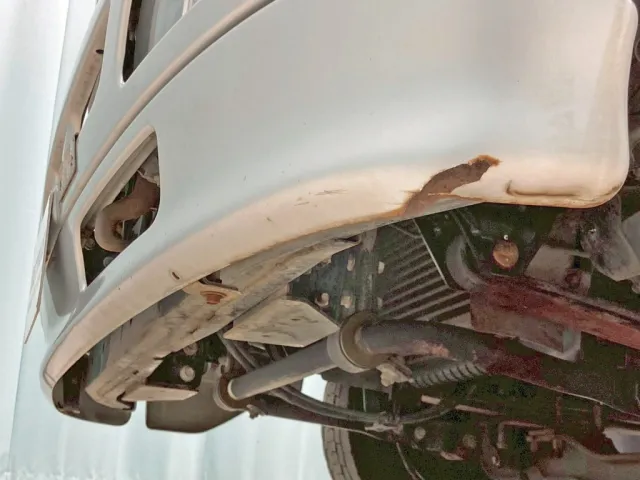 フロントバンパー助手席側下部に引きキズ・サビがあります。|日野 レンジャー TKG-FD7JLAA(2WD)の写真28