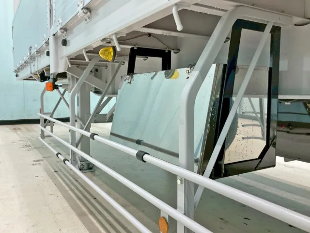 助手席側にステンレス製の工具箱が付いています。|トレクス  PFB34114の写真19