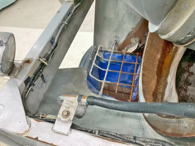 全箇所の洗浄装置に詰まりがあります。(スクープ部)|日野 プロフィア QPG-FS1AKDAの写真16