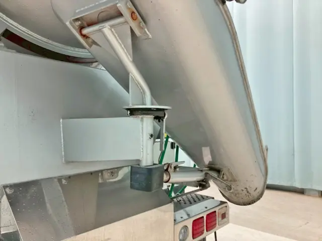 シューターは手動式です。|日野 プロフィア QPG-FS1AKDAの写真18