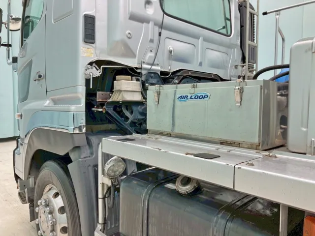 助手席側にステンレス製の工具箱が付いています。|日野 プロフィア QPG-FS1AKDAの写真26