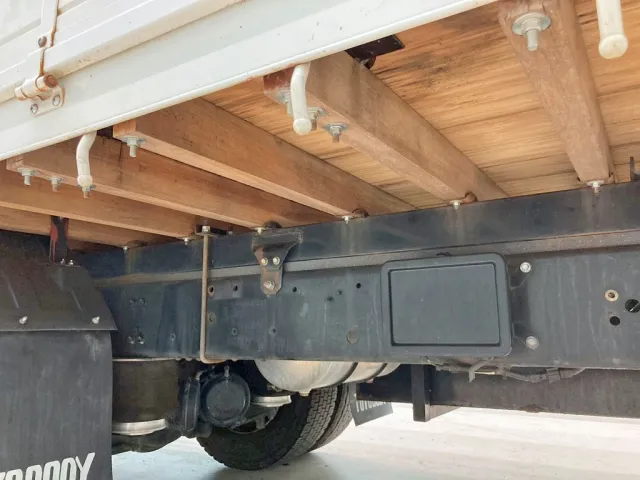 シャーシとネタの状態です。(縦ネタは鉄製・横ネタは木製です)|日野 レンジャー 2KG-FE2ABGの写真6