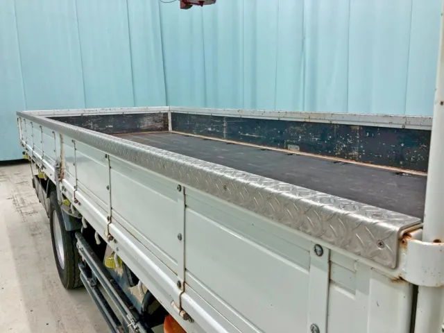 左右アオリ上部に縞板アルミが張られています。|日野 レンジャー 2KG-FE2ABGの写真12