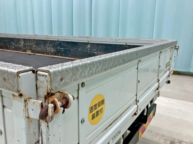 リヤアオリ上部に縞板アルミが張られています。|日野 レンジャー 2KG-FE2ABGの写真14