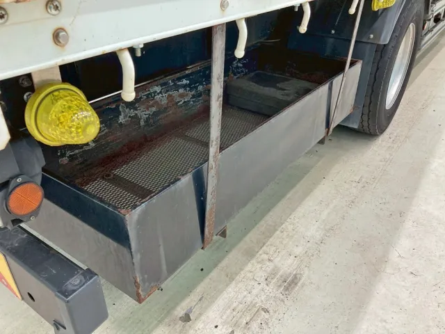 ボディー運転席側後方にりん木入れが付いています。|日野 レンジャー 2KG-FE2ABGの写真17