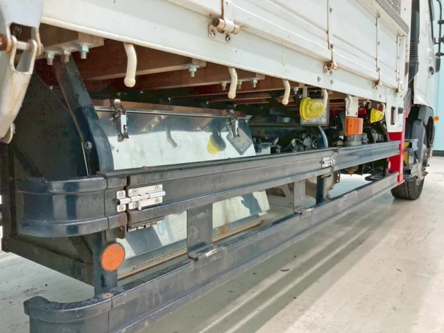 ボディー運転席側中央部にステンレス製の工具箱が付いています。|日野 レンジャー 2KG-FE2ABGの写真18