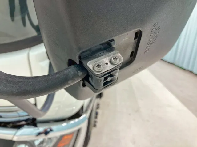 助手席側補助ミラー取り付け部に割れがあります。|日野 レンジャー 2KG-FE2ABGの写真23