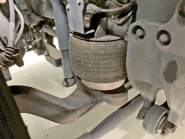 前輪もエアサスです。|日野 プロフィア 2DG-FR1AHJの写真6