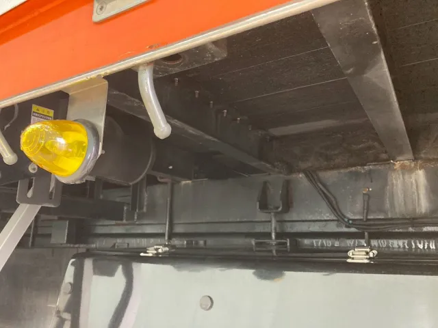 シャーシとネタの状態です。(縦ネタは鉄製・横ネタは鉄とアルミが使用されています)|日野 プロフィア 2DG-FR1AHJの写真7