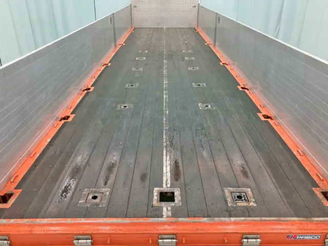 スタンション穴が15対付いています。|日野 プロフィア 2DG-FR1AHJの写真13