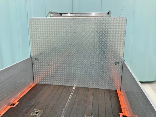 プロテクターに縞板アルミが張られています。|日野 プロフィア 2DG-FR1AHJの写真14