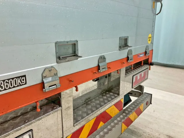 リヤアオリに格納式のステップが付いています。|日野 プロフィア 2DG-FR1AHJの写真16