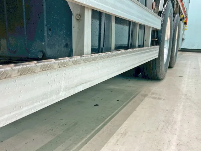 助手席側サイドバンパーに引きキズがあります。|日野 プロフィア 2DG-FR1AHJの写真18