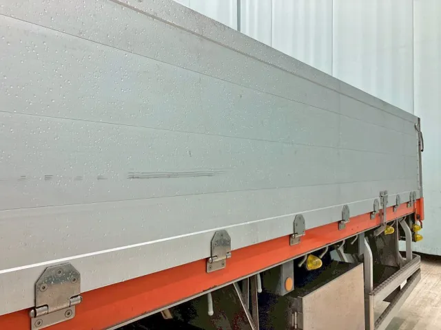 助手席側アオリ後軸上部に引きキズがあります。|日野 プロフィア 2DG-FR1AHJの写真19