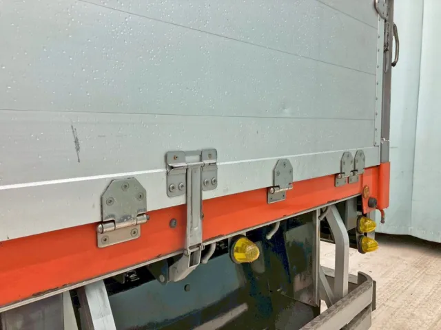 助手席側アオリ後方にキズ・ヘコミがあります。|日野 プロフィア 2DG-FR1AHJの写真20