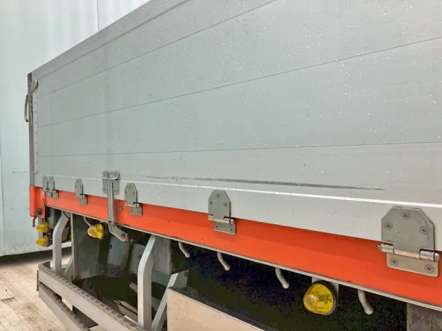 運転席側アオリ後方にスリキズがあります。|日野 プロフィア 2DG-FR1AHJの写真21