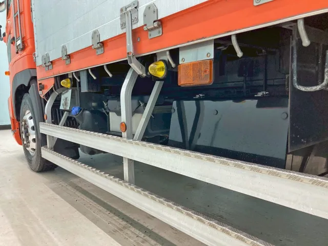 ボディー助手席側前方に工具箱が付いています。|日野 プロフィア 2DG-FR1AHJの写真22