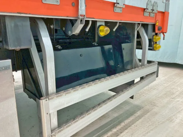 ボディー助手席側後方に工具箱が付いています。|日野 プロフィア 2DG-FR1AHJの写真24