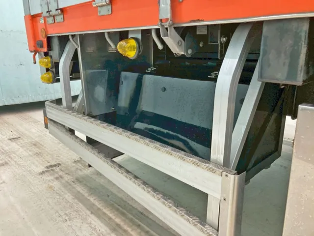 ボディー運転席側後方に工具箱が付いています。|日野 プロフィア 2DG-FR1AHJの写真25