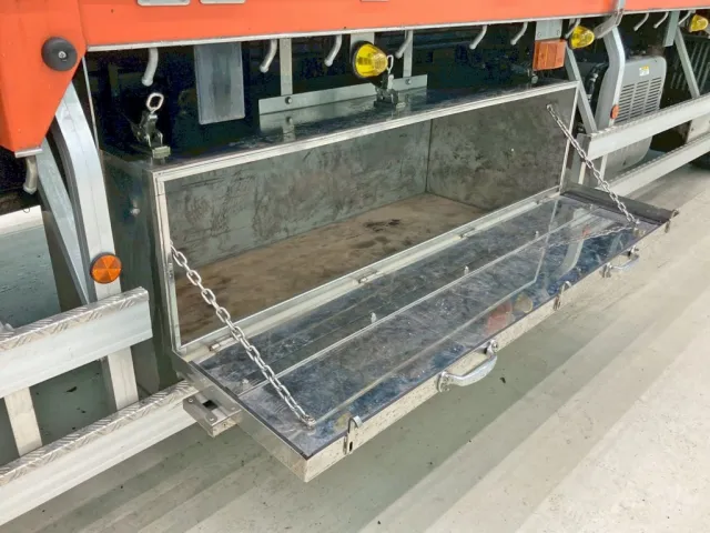 工具箱を開いた状態です。|日野 プロフィア 2DG-FR1AHJの写真27