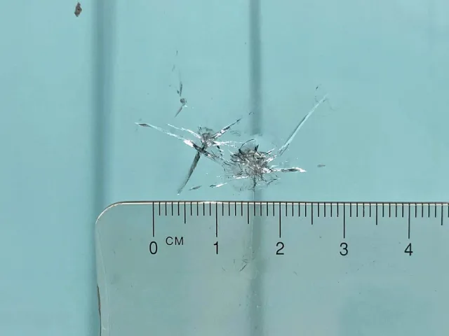 フロントガラスの中央正面に飛び石跡があります。|日野 プロフィア 2DG-FR1AHJの写真28